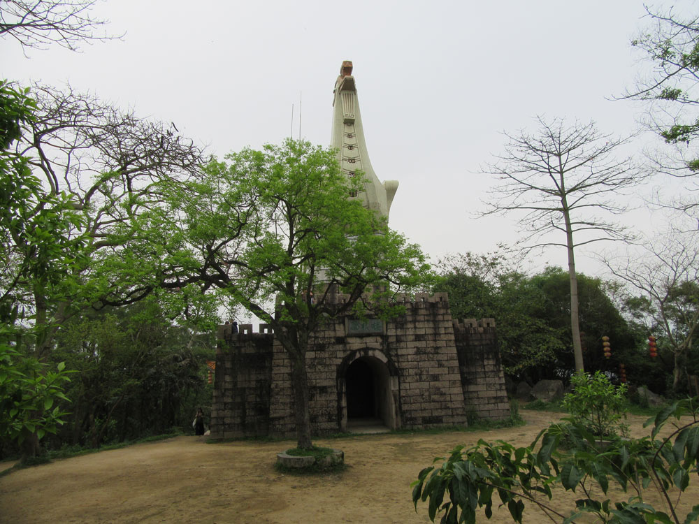 Fénixovská rozhledna uprostřed starého parku v Chanzhou